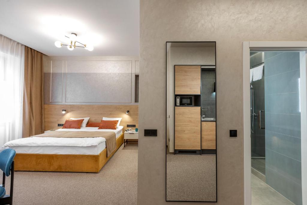um quarto com uma cama e uma porta de vidro em Jam Apartments Lviv em Lviv