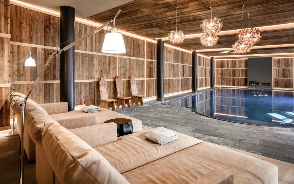 Bazén v ubytování Gardena Grödnerhof - Hotel & Spa nebo v jeho okolí
