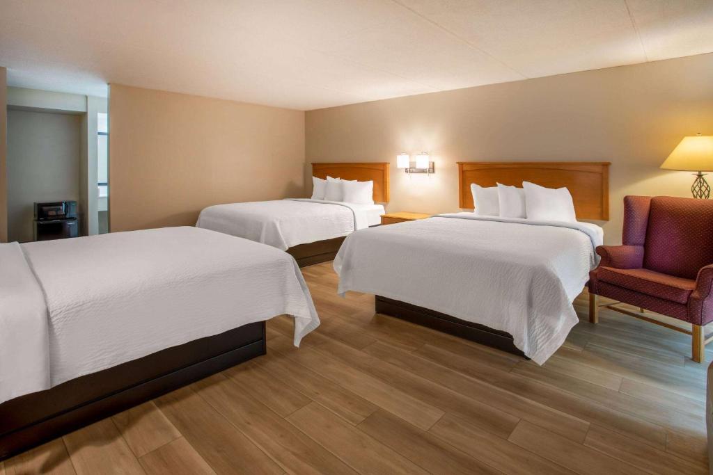 Postel nebo postele na pokoji v ubytování Days Inn by Wyndham Birch Run
