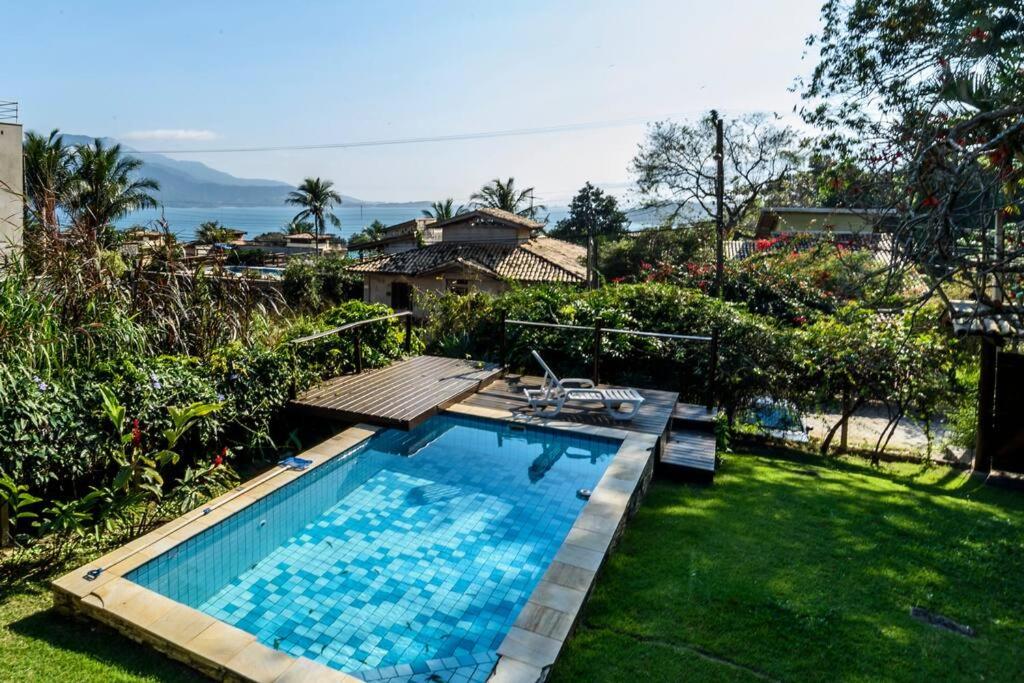 una piscina en el patio de una casa en llhabela incrível vista e piscina, en Ilhabela