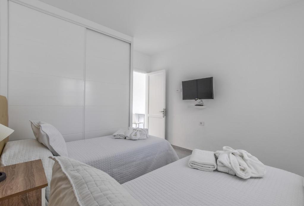 Postel nebo postele na pokoji v ubytování VILLAS NEW LANZASUITES PLUS
