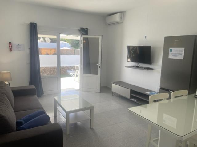 TV a/nebo společenská místnost v ubytování VILLAS NEW LANZASUITES PLUS