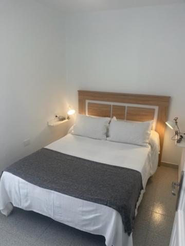 Postel nebo postele na pokoji v ubytování VILLAS NEW LANZASUITES PLUS