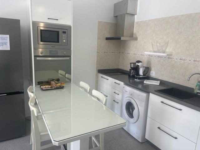Kuchyň nebo kuchyňský kout v ubytování VILLAS NEW LANZASUITES PLUS