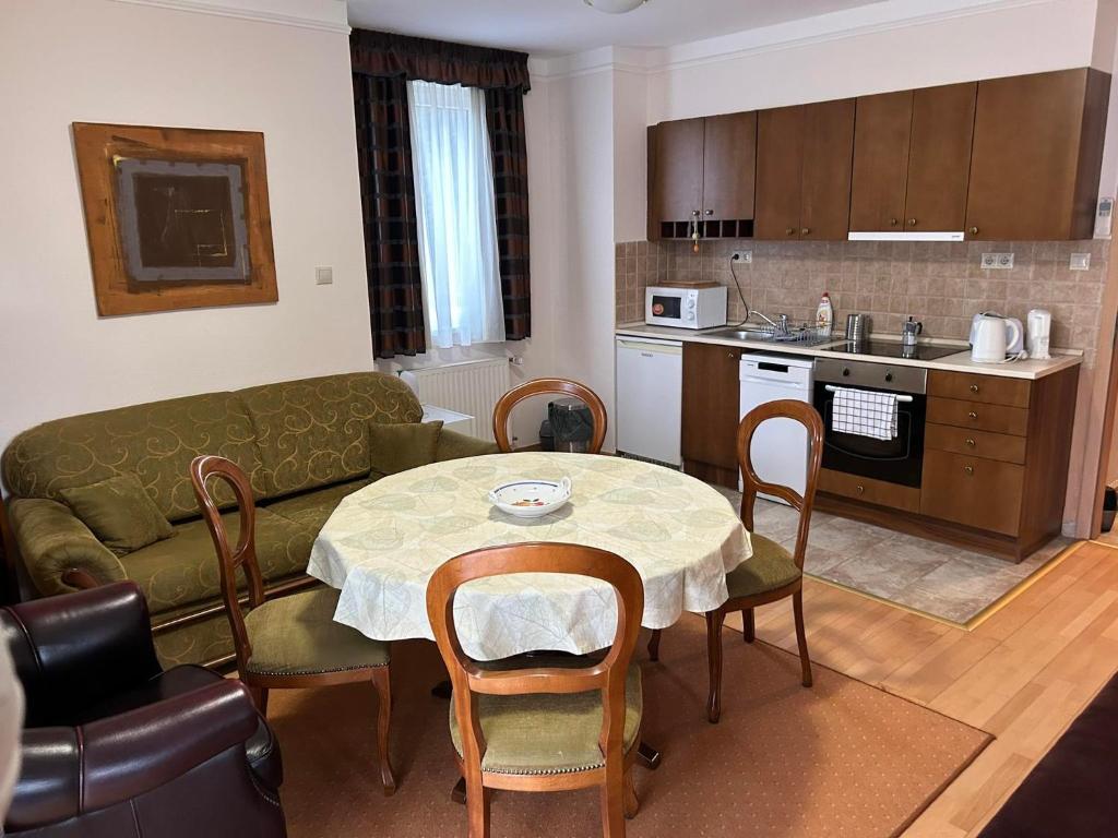 Kuchyň nebo kuchyňský kout v ubytování Bernadett Villa Apartman 3