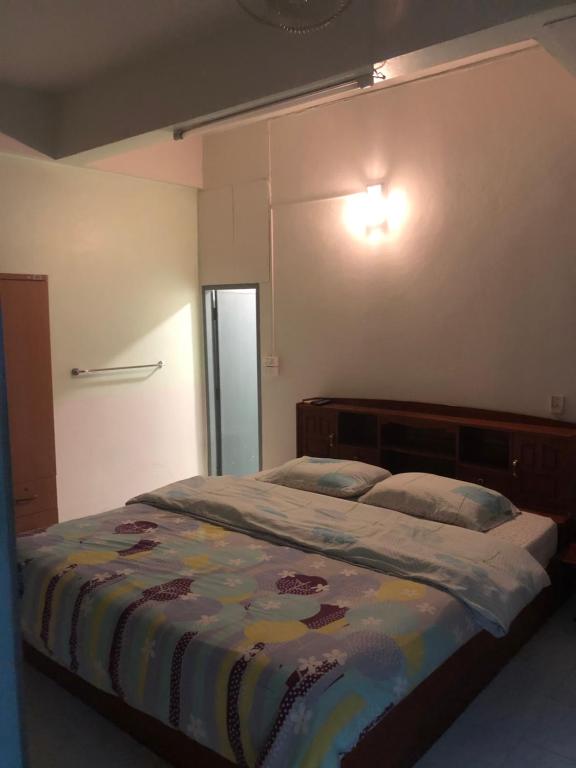 Baansuan bbq and Resort number 5 في كون كاين: غرفة نوم مع سرير مع بطانية ملونة عليه