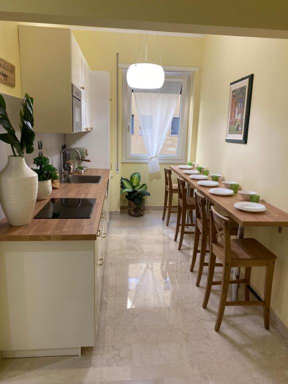 una cocina con una mesa larga con sillas. en MADE in Bologna, en Bolonia