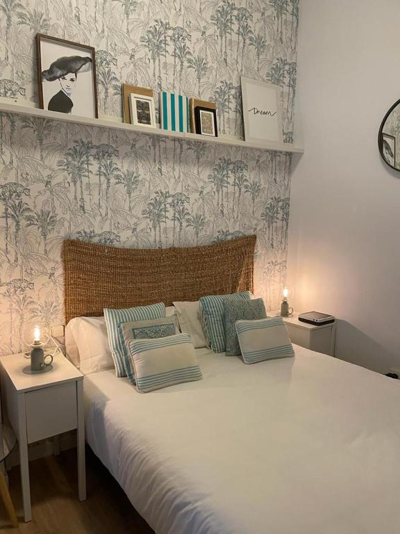 Postel nebo postele na pokoji v ubytování Cozy Loft Malaga Centre II