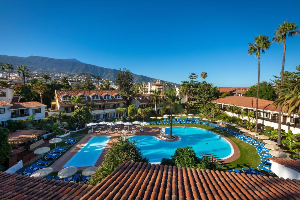 - Vistas aéreas a la piscina del complejo en Parque San Antonio, en Puerto de la Cruz