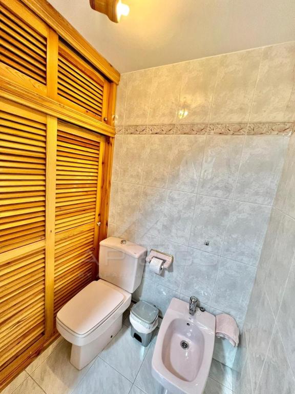 łazienka z toaletą i umywalką w obiekcie Precioso apartamento con vistas en la Herradura w mieście La Herradura