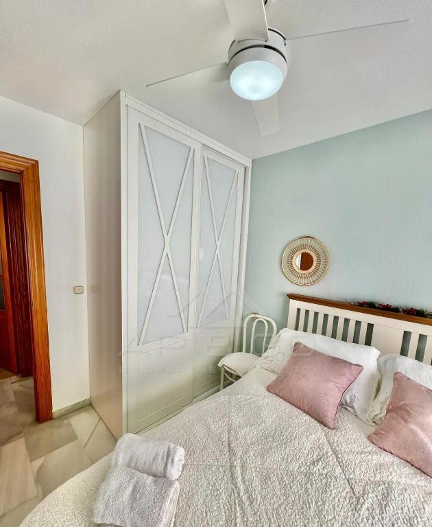 Łóżko lub łóżka w pokoju w obiekcie Precioso apartamento con vistas en la Herradura