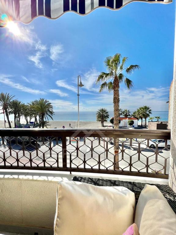 balkon z kanapą i widokiem na plażę w obiekcie Precioso apartamento con vistas en la Herradura w mieście La Herradura