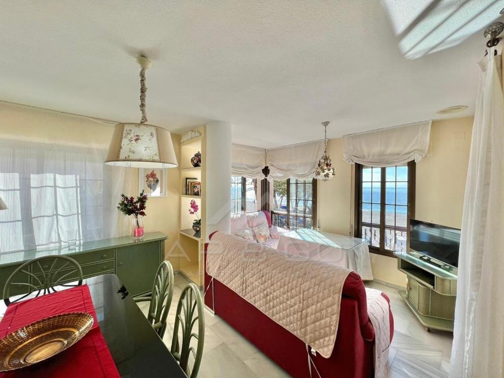 Telewizja i/lub zestaw kina domowego w obiekcie Precioso apartamento con vistas en la Herradura
