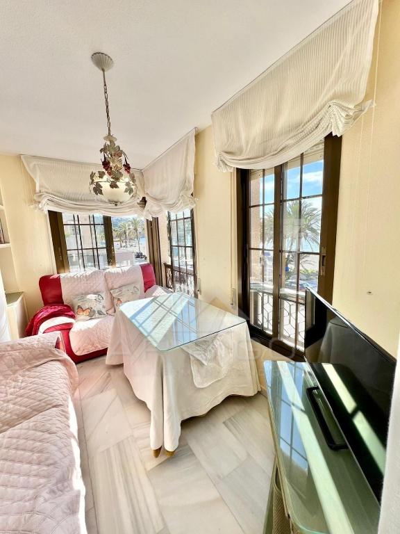 Telewizja i/lub zestaw kina domowego w obiekcie Precioso apartamento con vistas en la Herradura