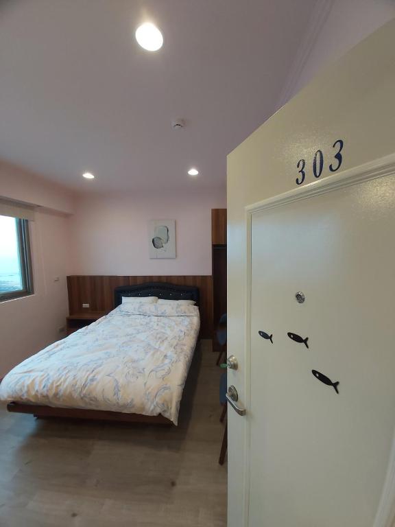 Postel nebo postele na pokoji v ubytování 旅途中海邊民宿