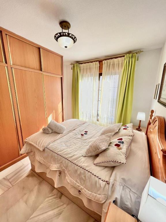 Łóżko lub łóżka w pokoju w obiekcie Precioso apartamento con vistas en la Herradura