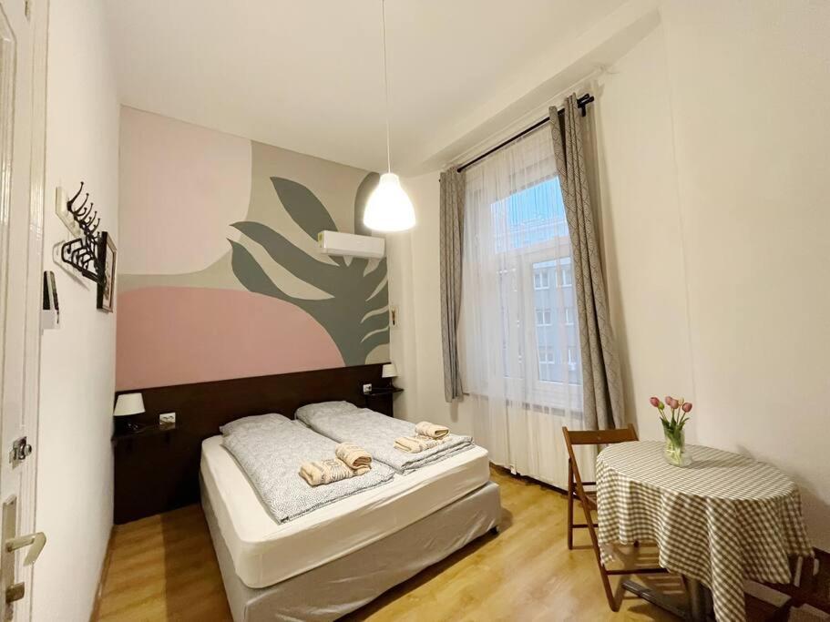 1 dormitorio con cama, mesa y ventana en 12# Sunflower Cozy Apartment en Budapest