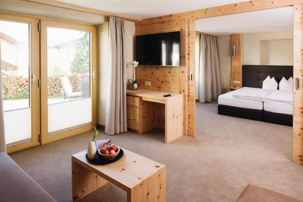 Ένα ή περισσότερα κρεβάτια σε δωμάτιο στο Hotel Tirol Fiss 4Sterne Superior