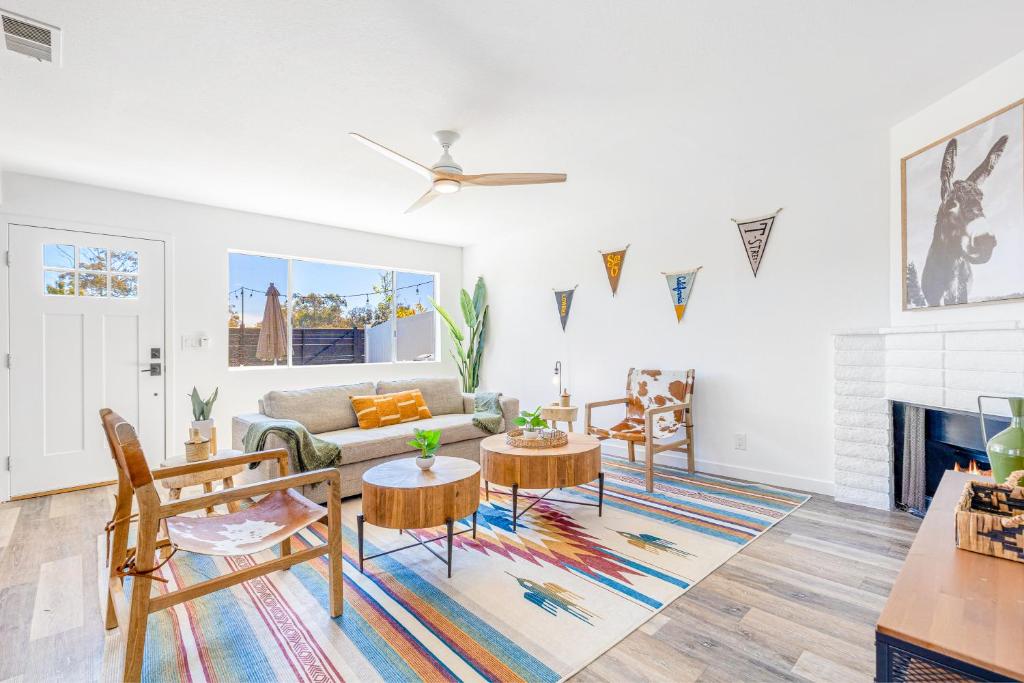 Ruang duduk di Howdy Amigos Surf Getaway