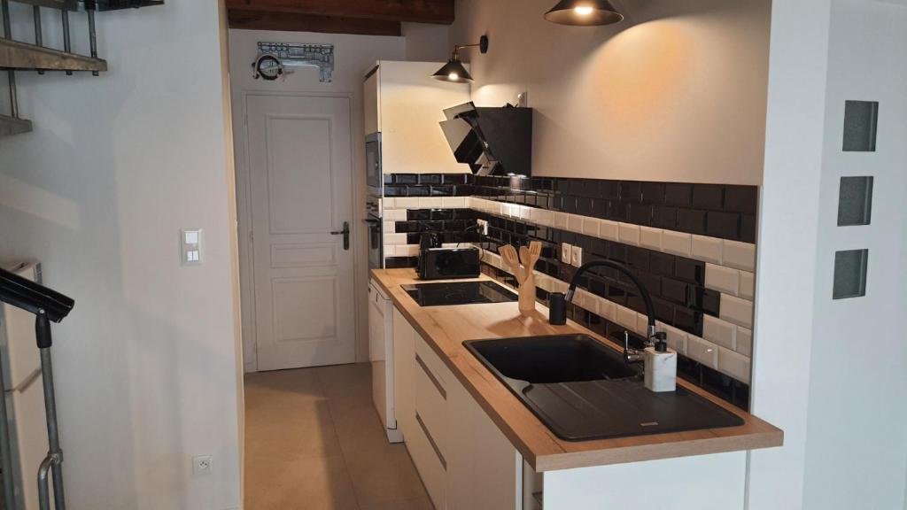 a kitchen with a sink and a counter at SUPERBE T3 AU COEUR DU CENTRE VILLE in Narbonne