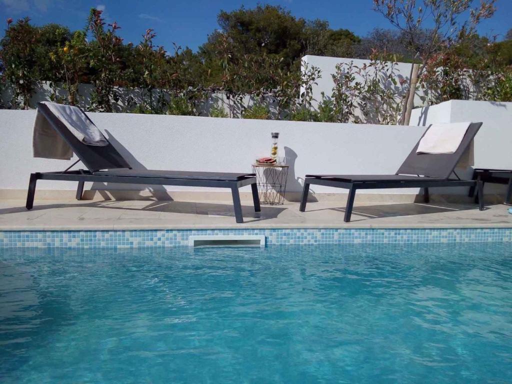 Bazén v ubytovaní Holiday home in Rogoznica 39566 alebo v jeho blízkosti