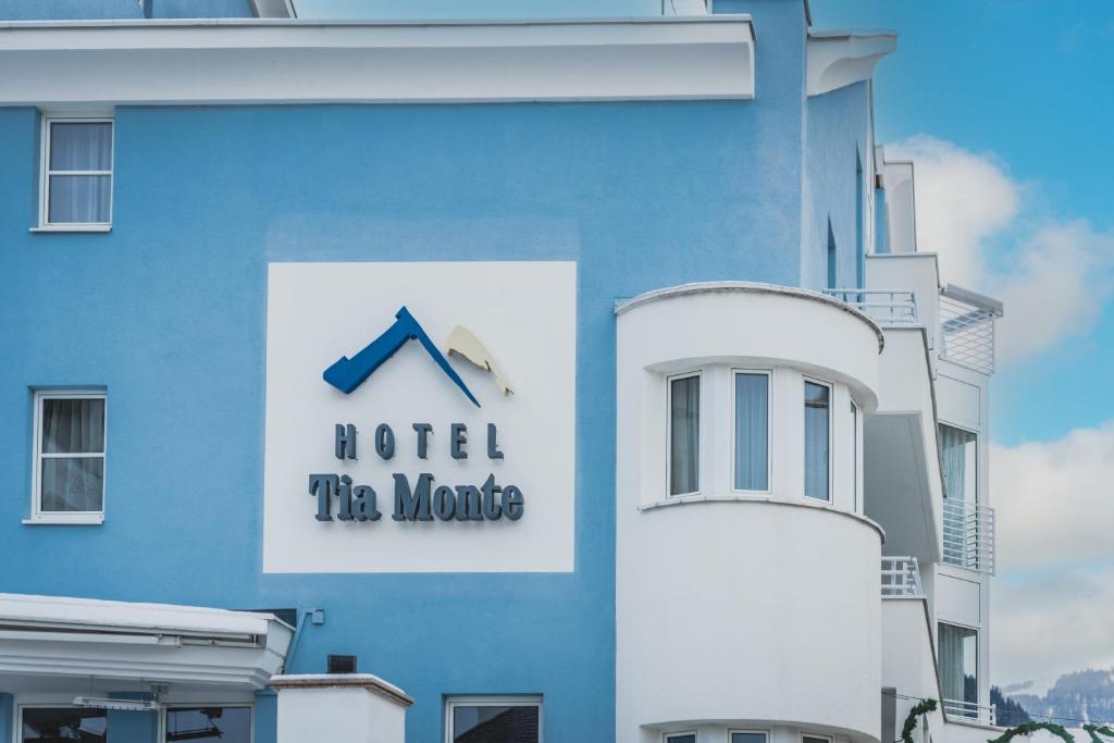 un bâtiment bleu avec un panneau indiquant l'hôtel dans l'établissement Hotel Tia Monte Nauders, à Nauders