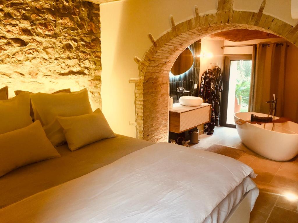 Кровать или кровати в номере Bastide Sainte Trinide