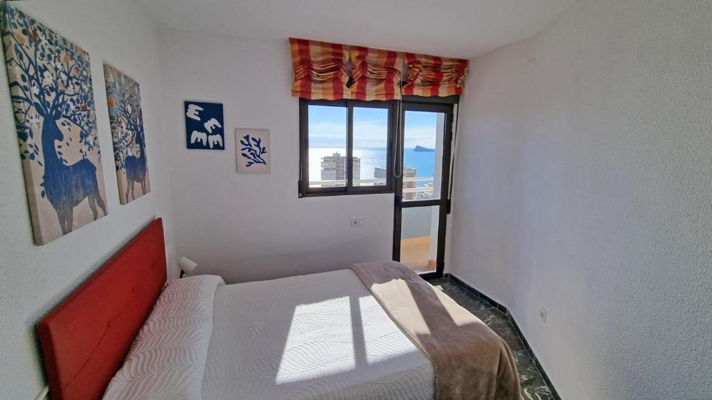 Postel nebo postele na pokoji v ubytování En el centro de Benidorm y con vistas al mar