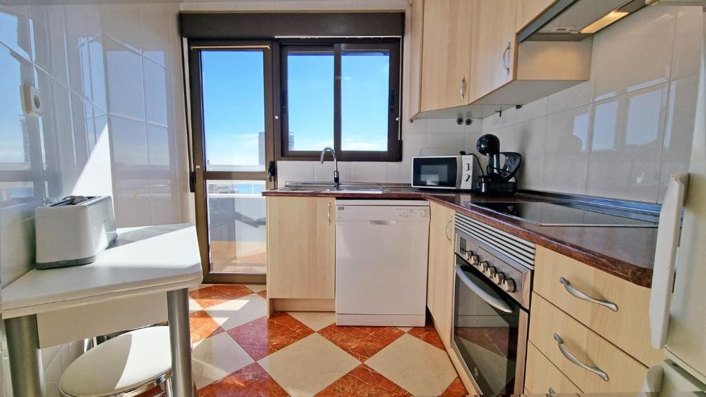 Kuchyň nebo kuchyňský kout v ubytování En el centro de Benidorm y con vistas al mar