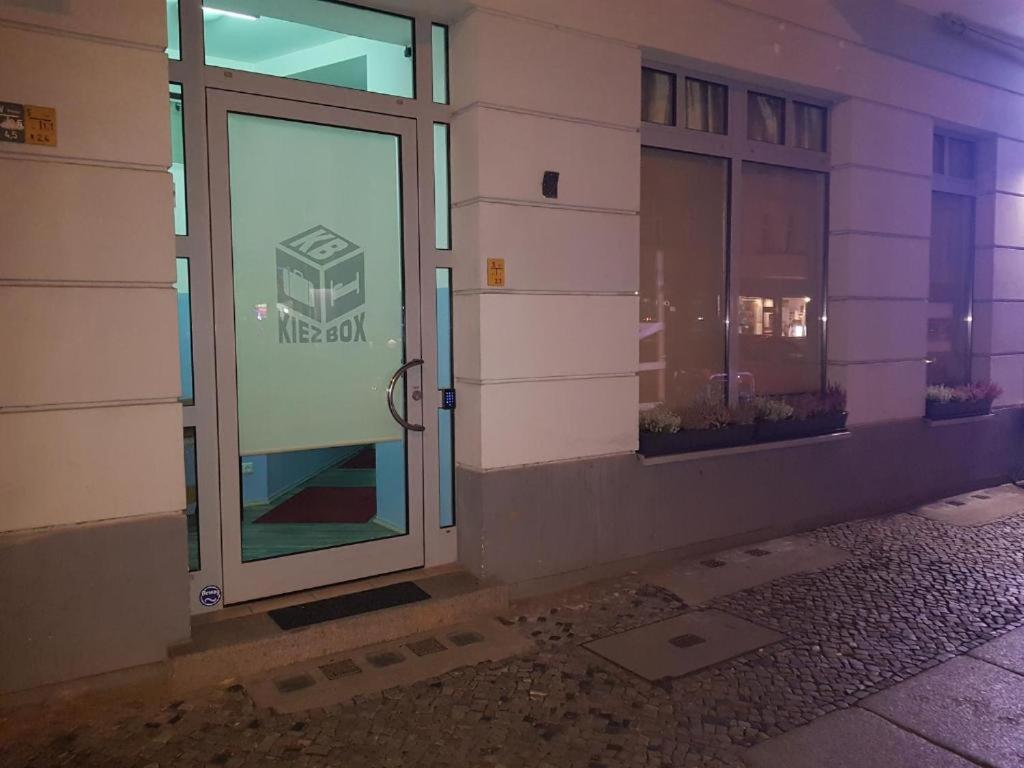 una entrada a un edificio con una puerta de cristal en Kiez Box TwentyForSeven private room, en Berlín