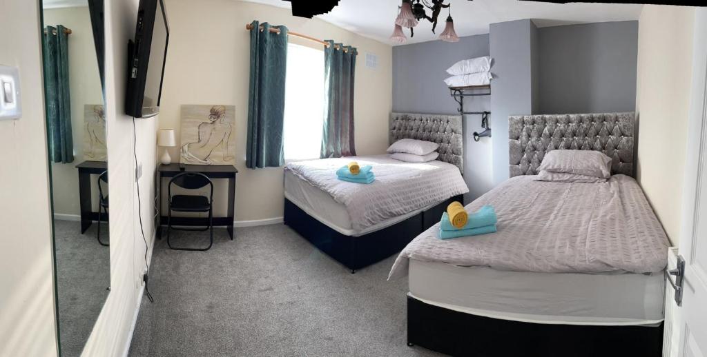 1 dormitorio con 2 camas y espejo en 116 Maison Dieu Road Room C in Dover en Dover