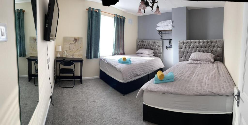 Giường trong phòng chung tại 116 Maison Dieu Road Room C in Dover