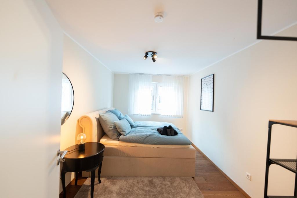 Zimmer mit Sofa und Fenster in der Unterkunft -Zentrale Wohnung-Balkon-Desingerküche- in Bielefeld