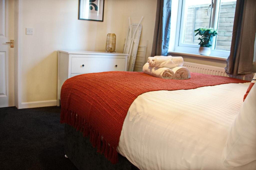 Кровать или кровати в номере Host & Stay - Clacton Coastal Hideaway