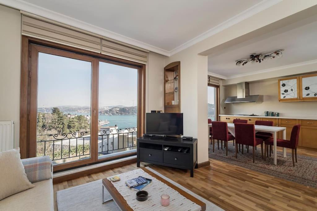 een woonkamer met een keuken en een groot raam bij Charming 3 Bed2bath Duplex Bosphorus Views! #53 in Istanbul