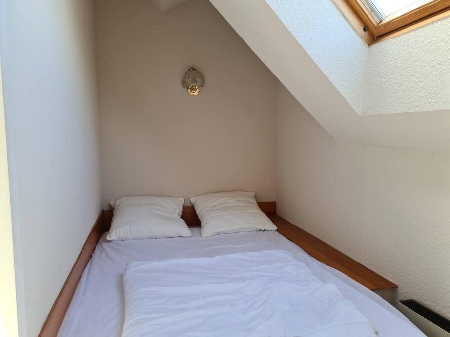 Posteľ alebo postele v izbe v ubytovaní Appartement au bord de mer