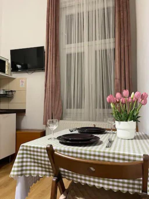 Kuchyňa alebo kuchynka v ubytovaní A13 Parliament Sunflower Cozy Apartment