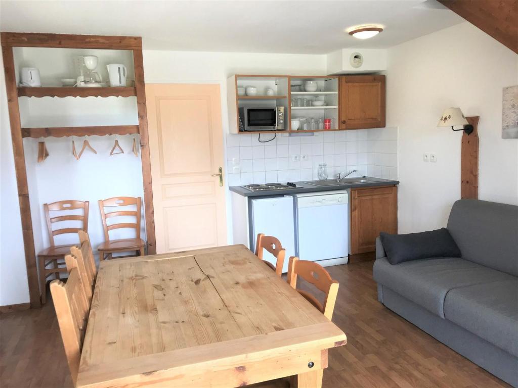 Photo de la galerie de l'établissement Chalet mitoyen 3 pièces, 8 pers, tv, cuisine équipée, parking, kit bébé gratuit - FR-1-504-616, à Saint-Étienne-en-Dévoluy