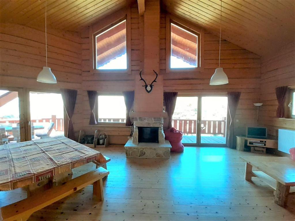 Un pat sau paturi într-o cameră la Chalet de luxe 6 pièces 14 personnes avec cheminée, Wi-Fi et parking privé - FR-1-504-625