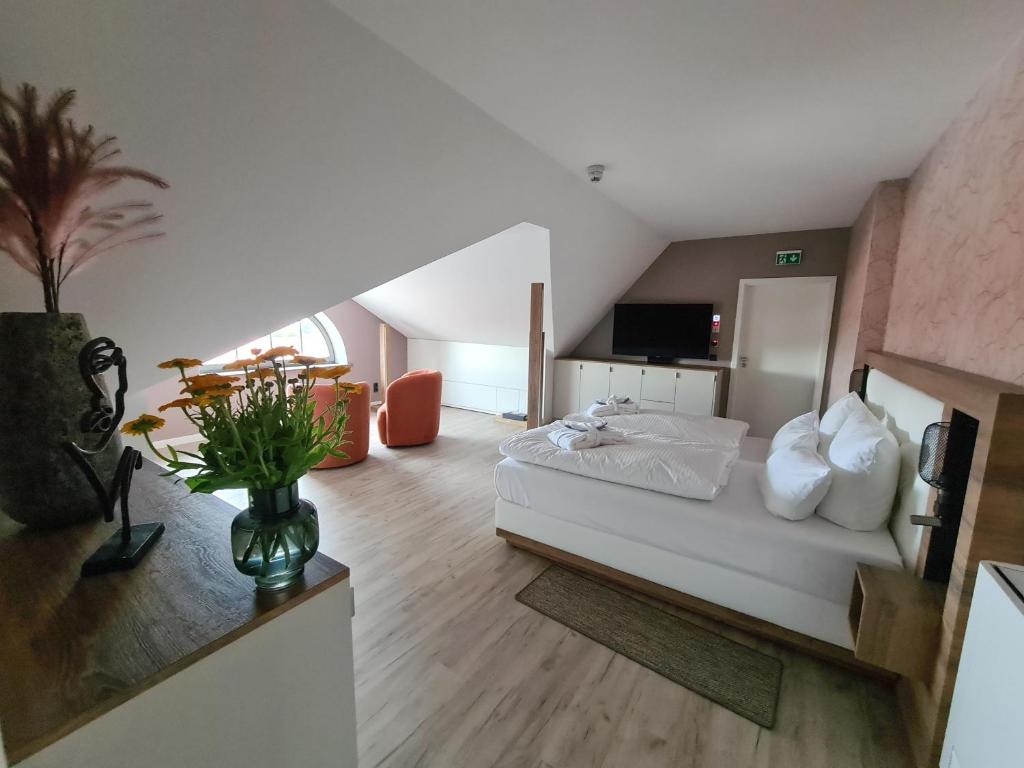 Postel nebo postele na pokoji v ubytování DAS KEHRS - Hotel auf dem Petersberg