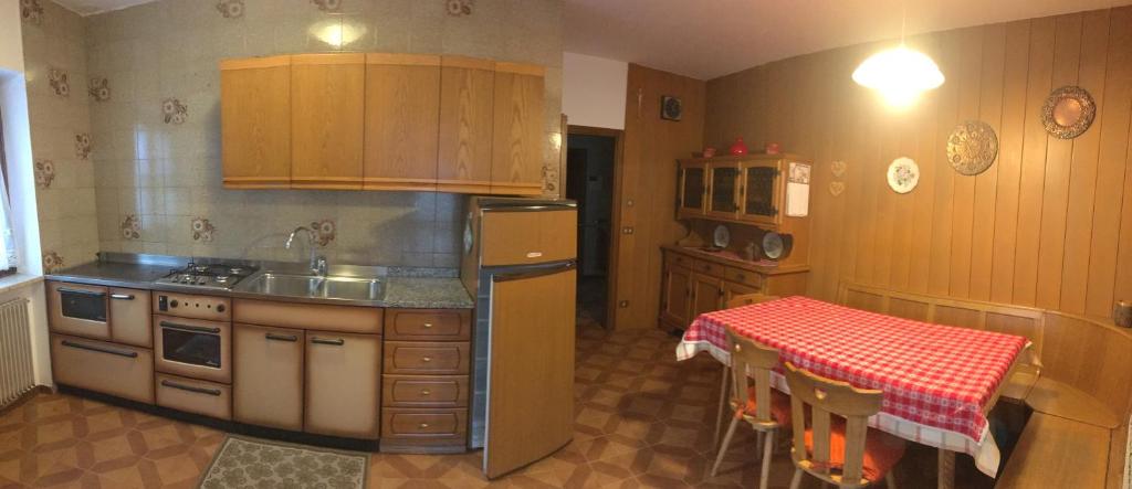 Kuchyň nebo kuchyňský kout v ubytování Appartamento Cogolo con terrazza 7 posti