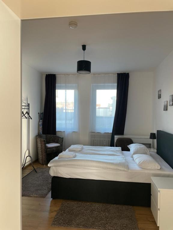 a bedroom with a large bed and a window at Schickes 2 Zimmer-Cityapartment Bielefeld Mitte in Bielefeld
