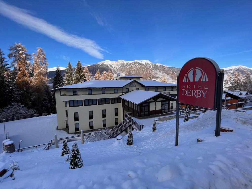 Nespecifikovaný výhled na hory nebo výhled na hory při pohledu z hotelu