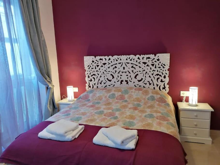 - une chambre avec un lit et 2 serviettes dans l'établissement Atico Duque Gran Terraza Parking Free, à Carthagène