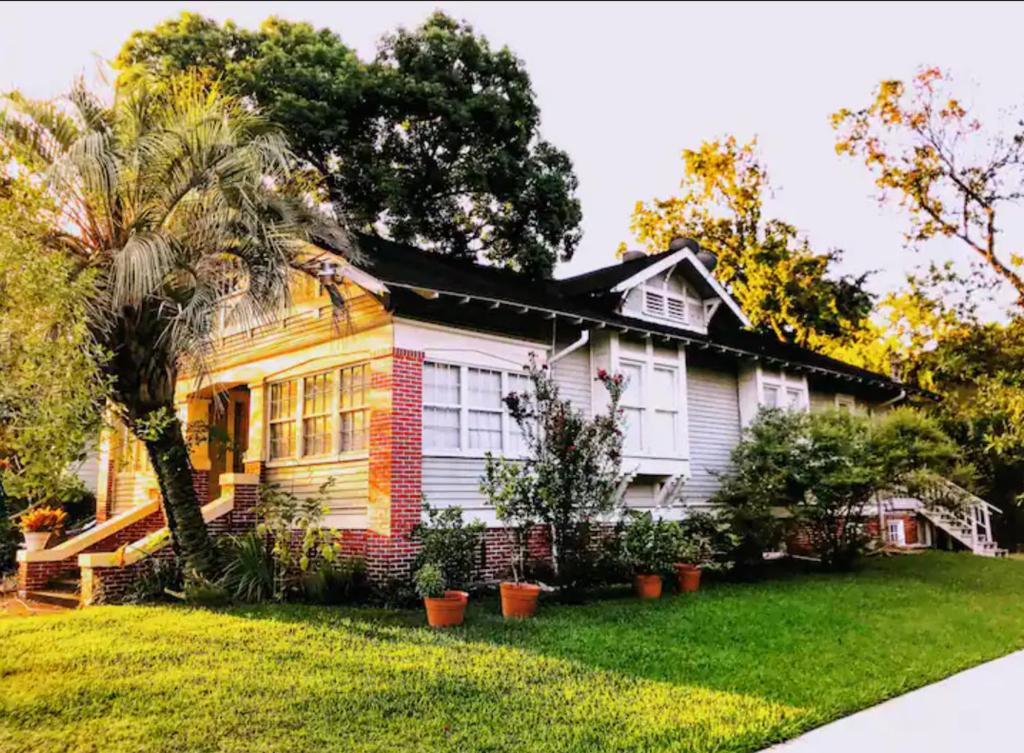 Cute and Cozy Apartments in Montrose, Near parks, eats and shops