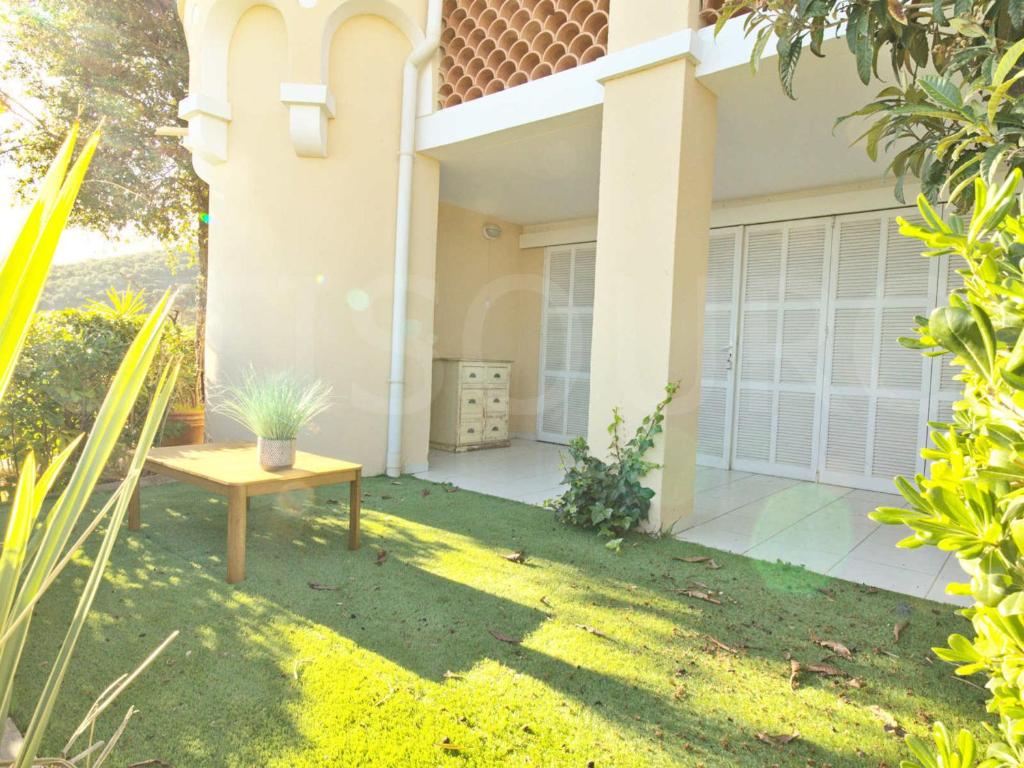 a house with a table in front of it at Appartement Saint-Raphaël, 1 pièce, 4 personnes - FR-1-504-567 in Saint-Raphaël