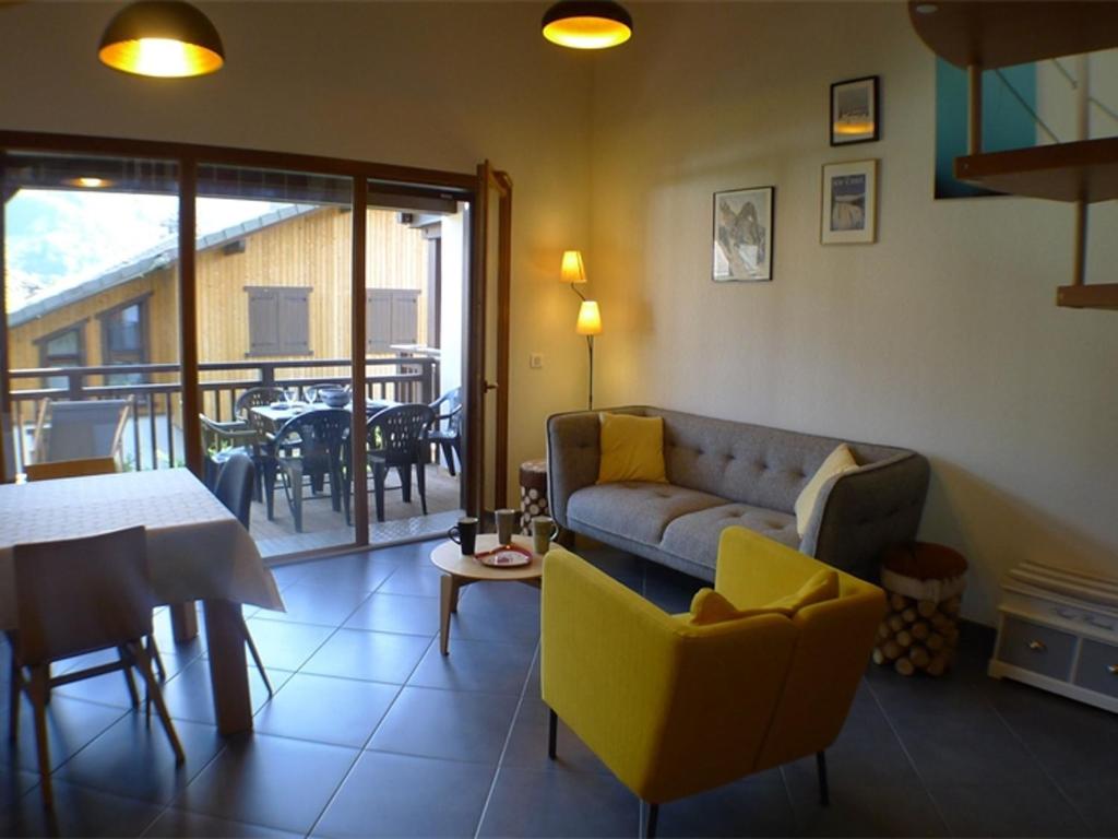 un salon avec un canapé et une table dans l'établissement Duplex 4P au Centre du Village - Balcon Sud, Proche Navettes - FR-1-629-13, à Samoëns