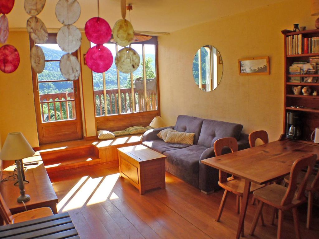 un salon avec un canapé et une table dans l'établissement Appartement 3 pièces avec parking et vue montagne à Samoëns - FR-1-629-52, à Samoëns