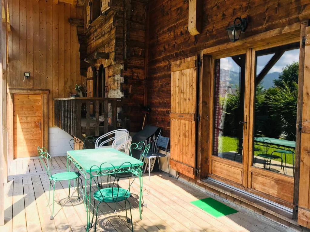 um deque de madeira com uma mesa e cadeiras em Chalet Samoëns, 4 pièces, 10 personnes - FR-1-629-5 em Samoëns