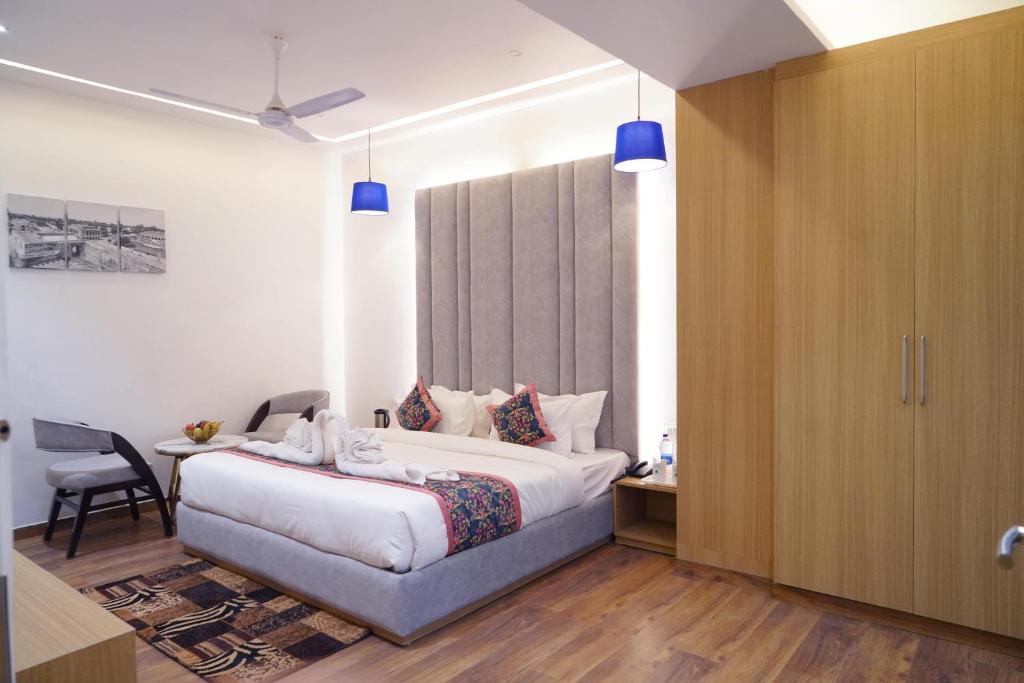 a bedroom with a bed and a desk and a chair at Hotel Luxurio by Shree Hari Hotels in Amritsar